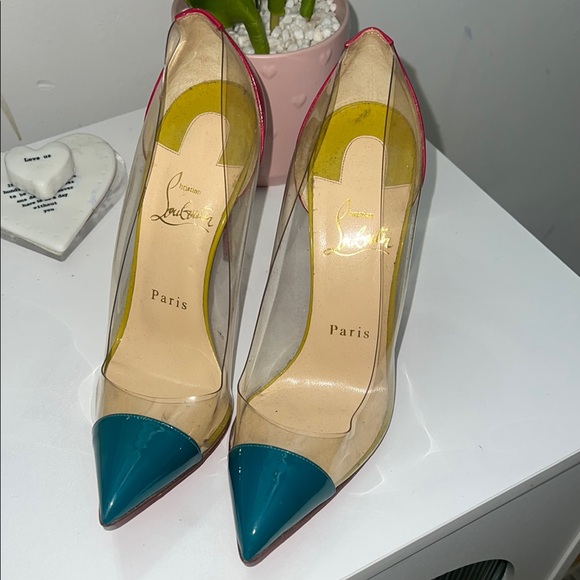 Elegant Black Stiletto Heels with Sleek Design and Comfortable Fit - Picture 1 of 5